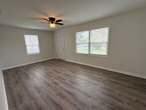 400 W Market St in Decherd, TN - Building Photo - Building Photo