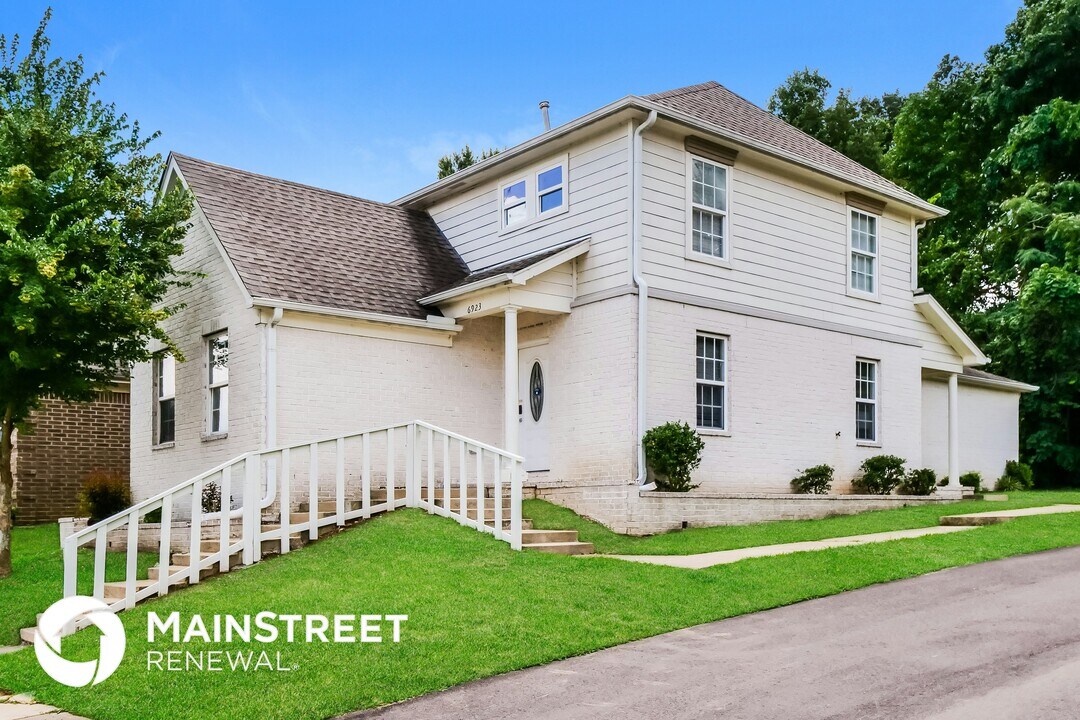 6923 Parkbrook Ln in Cordova, TN - Foto de edificio