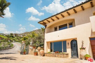 4440 Encinal Canyon Rd in Malibu, CA - Building Photo