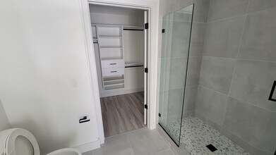 2431 NE 187th St, Unit B2 in Miami, FL - Building Photo - Building Photo