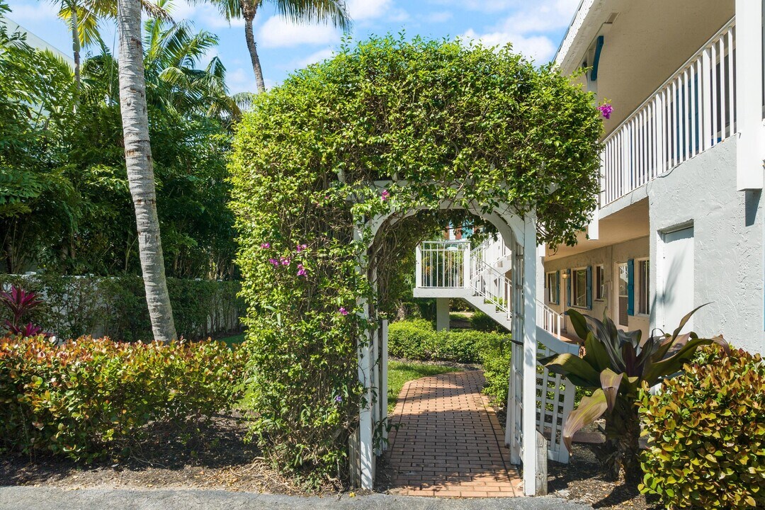 1202 Palm Trail in Delray Beach, FL - Building Photo