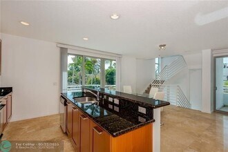 561 NE 15th Ave in Fort Lauderdale, FL - Building Photo - Building Photo