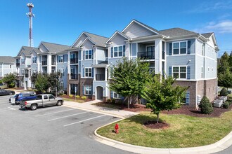 Buckhill Village in Burlington, NC - Foto de edificio - Building Photo