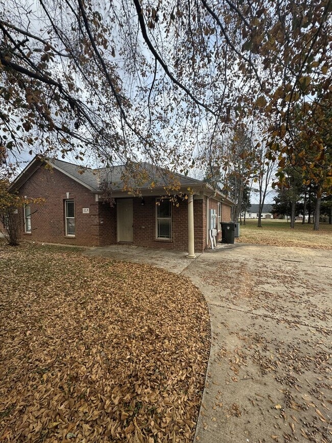 127 Hedge Ln in Huntsville, AL - Building Photo - Building Photo