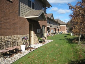 Pointer Place Townhouses in Stevens Point, WI - Foto de edificio - Building Photo