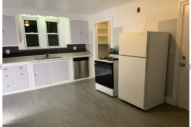 547 Broadway, Unit 1 in Somerville, MA - Foto de edificio - Building Photo