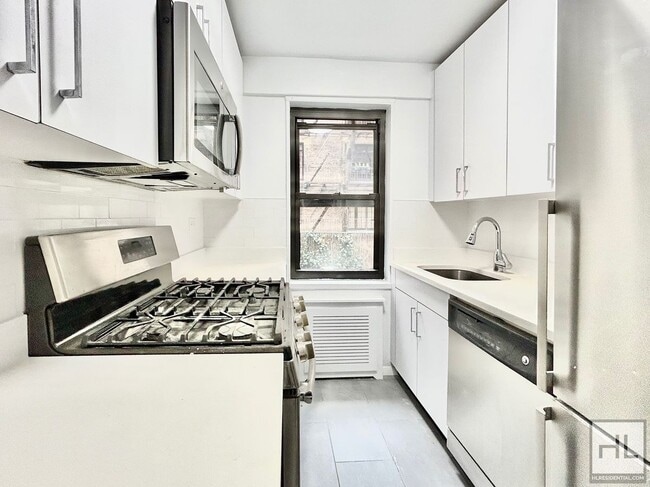 EAST 56 STREET in New York, NY - Building Photo - Building Photo