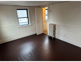 215 Main St in Barnstable, MA - Foto de edificio - Building Photo