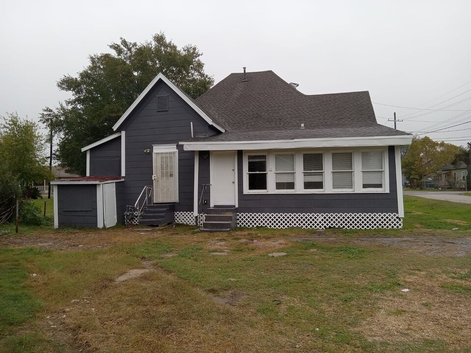 690 Avenue E-Unit -B in Beaumont, TX - Building Photo