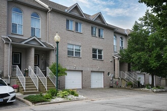 Veterans Terrace in Barrie, ON - Building Photo - Building Photo