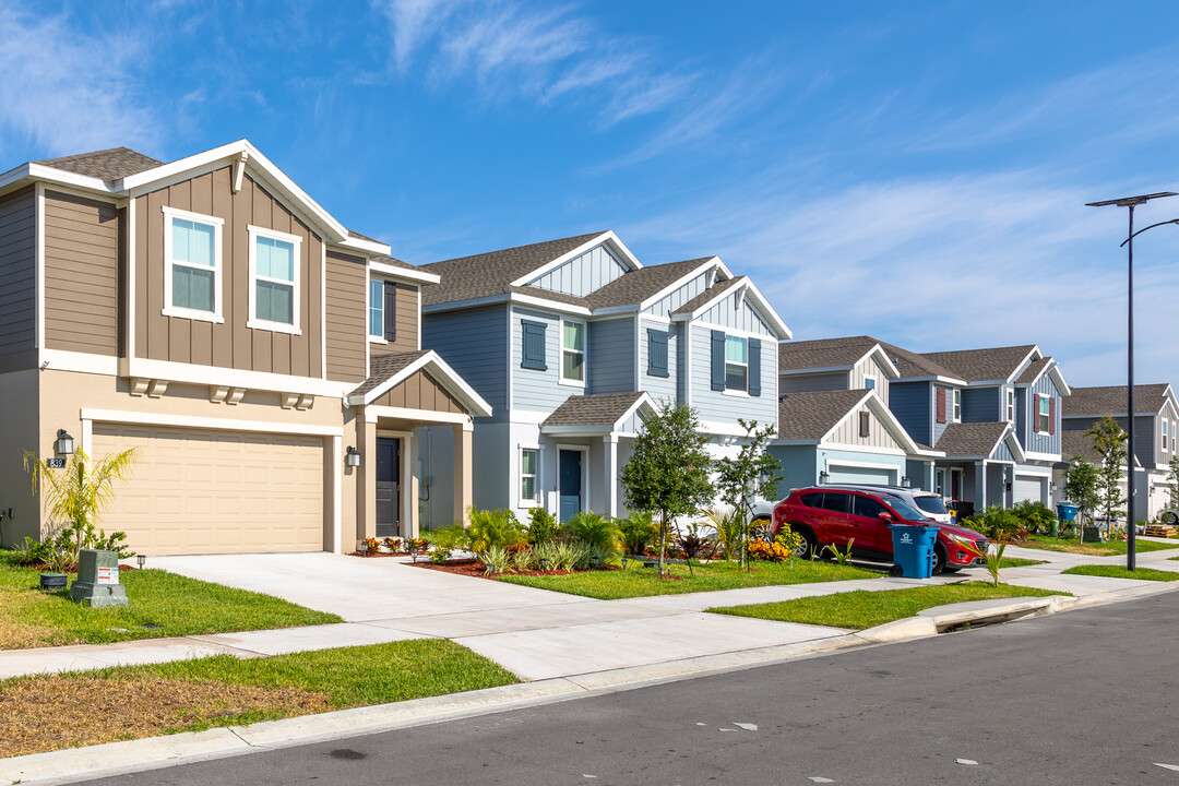 Ranches at Lake McCleod in Winter Haven, FL - Building Photo