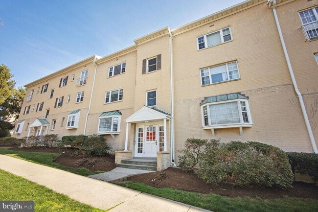 6243 Wilson Blvd in Falls Church, VA - Building Photo - Building Photo