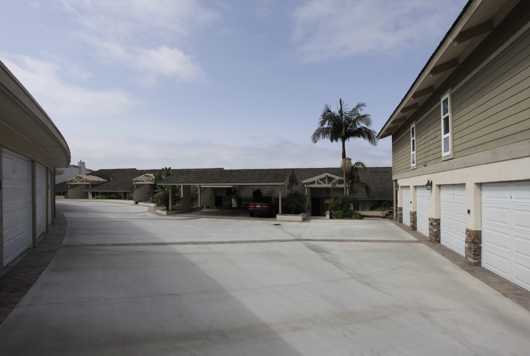 707-725 Domingo Dr in Newport Beach, CA - Building Photo