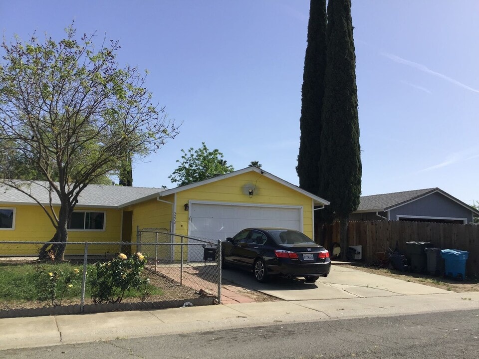 5274 Acacia Way in Olivehurst, CA - Building Photo