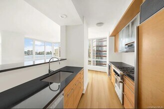 30 West St, Unit 19A in New York, NY - Building Photo - Building Photo