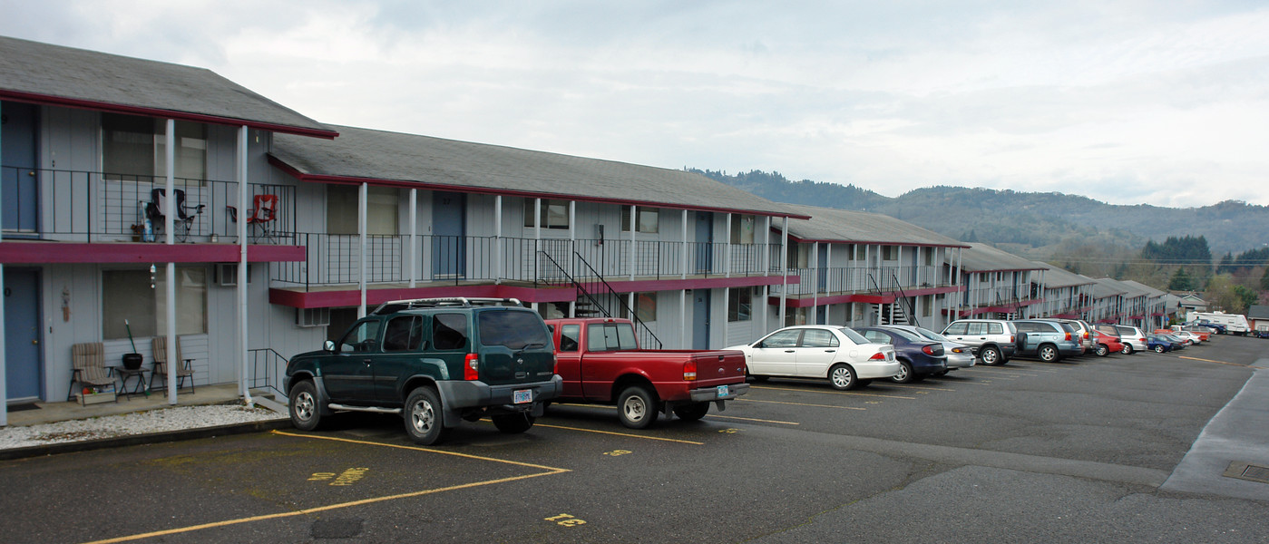 Lookingglass Apartments in Roseburg, OR - Building Photo