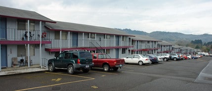 Lookingglass Apartments in Roseburg, OR - Foto de edificio - Building Photo
