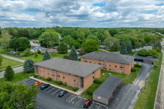 2425 Wesleyan Ave in Rockford, IL - Foto de edificio - Building Photo