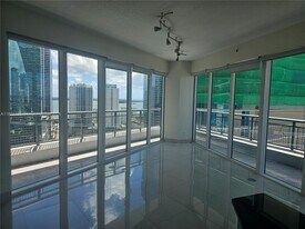 60 SW 13th St in Miami, FL - Building Photo
