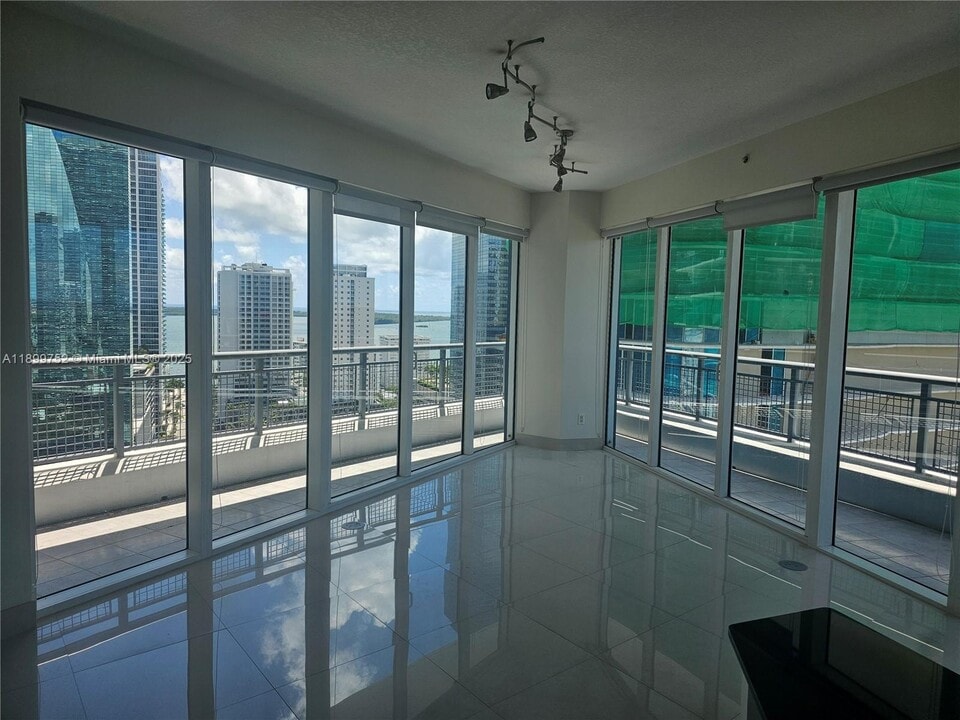 60 SW 13th St in Miami, FL - Building Photo