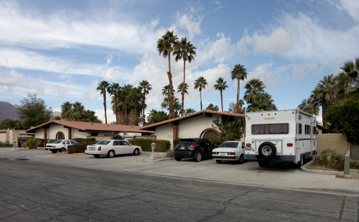 2950 E Ranchero Dr in Palm Springs, CA - Building Photo