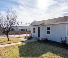 305 Holly St in Oceanside, CA - Building Photo