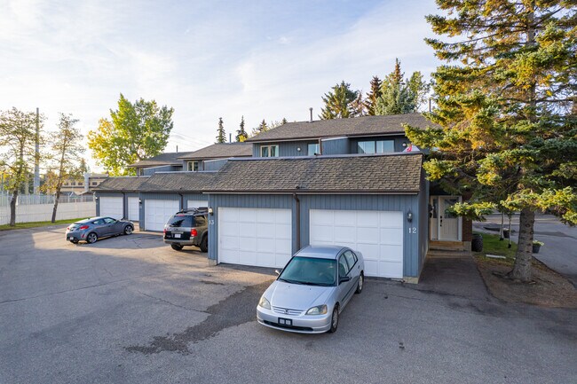 803 Varsity Estates Dr NW in Calgary, AB - Building Photo - Building Photo