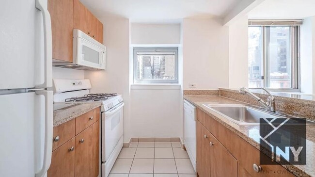 400 W 37th St in New York, NY - Building Photo - Building Photo