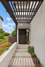 1047 Santa Helena Park Ct in Solana Beach, CA - Building Photo - Building Photo