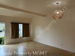 11589 SE Springcrest Dr in Clackamas, OR - Building Photo - Building Photo