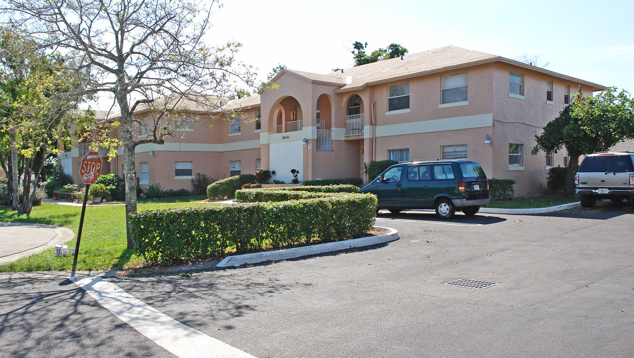 L&P Apartments in Coral Springs, FL - Building Photo