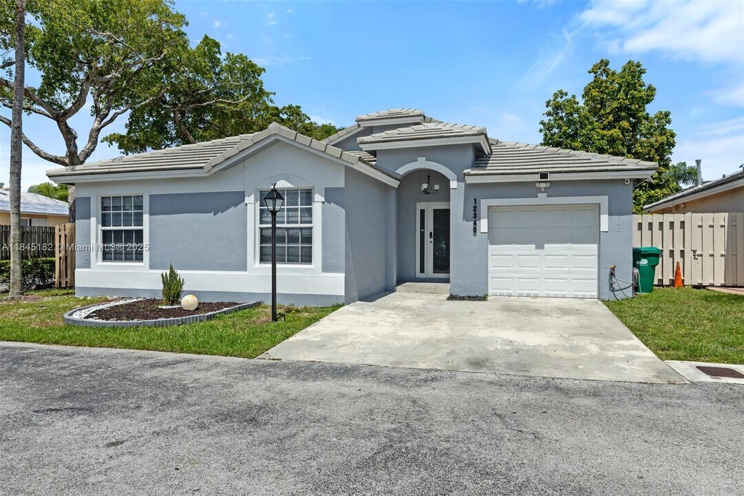 12340 SW 144th Ter in Miami, FL - Building Photo