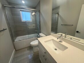 44 Iffley Rd, Unit 2 in Boston, MA - Foto de edificio - Building Photo