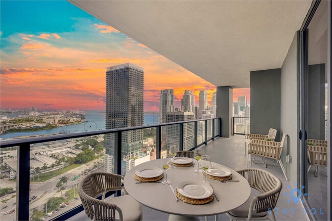 601 NE 1st Ave in Miami, FL - Building Photo - Building Photo