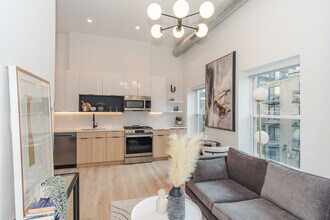 2718 N Hampden Ct in Chicago, IL - Building Photo - Building Photo