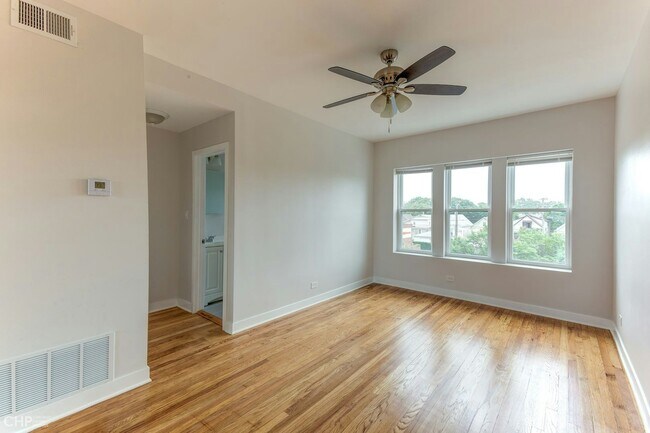 property at 3358 W Montrose Ave