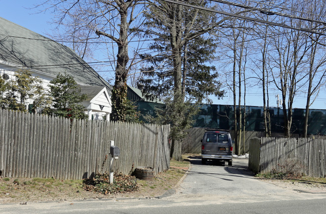 Baylis House Apartments in Melville, NY - Building Photo - Building Photo