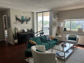 872 Massachusetts Ave in Cambridge, MA - Foto de edificio - Building Photo