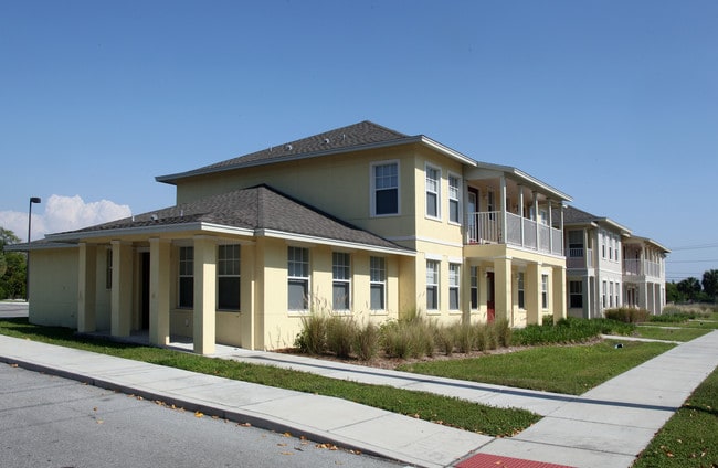 Bradenton Village II in Bradenton, FL - Foto de edificio - Building Photo