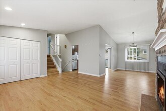 1590 E Bayside Ct in Hoffman Estates, IL - Building Photo - Building Photo