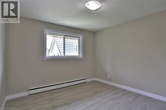 240 Duke St E in Kitchener, ON - Building Photo - Building Photo