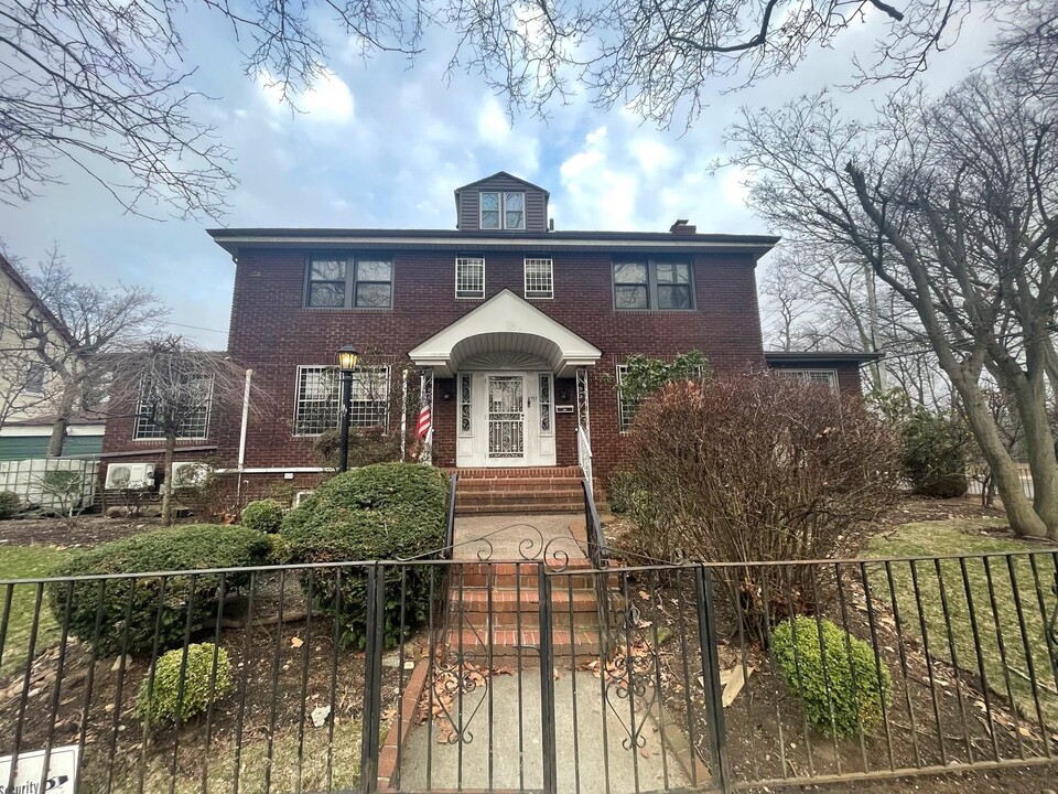 47-51-51 161st St in Queens, NY - Building Photo