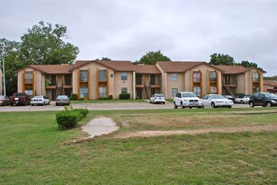 The Castle Glen Apartments in Garland, TX - Building Photo