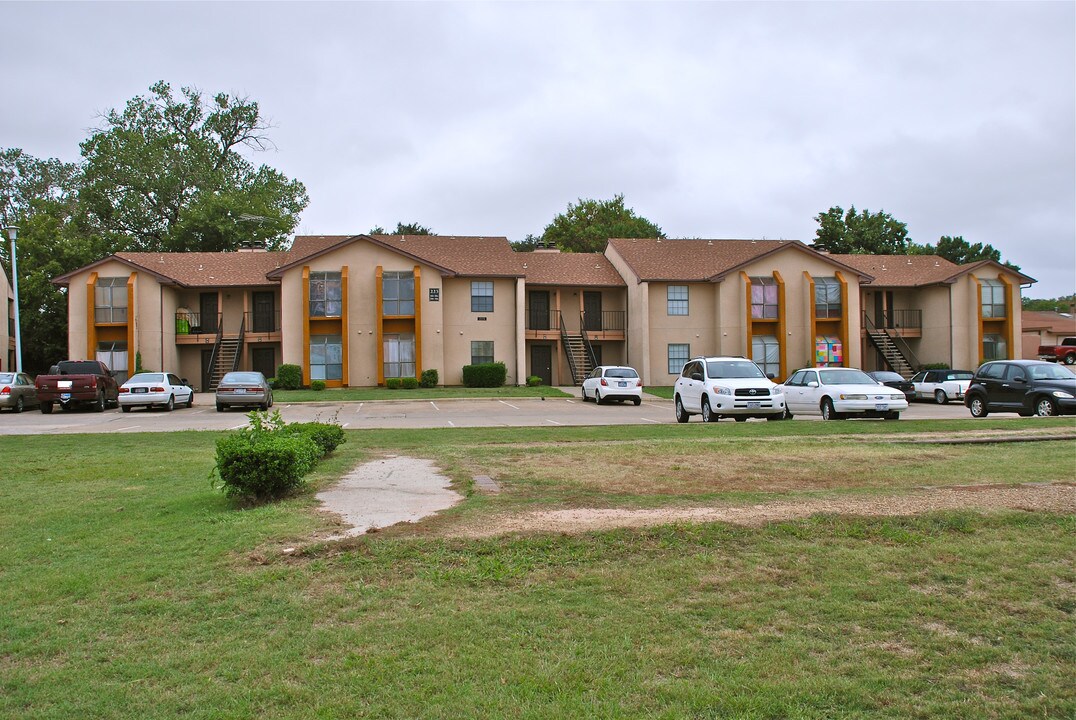 The Castle Glen Apartments in Garland, TX - Building Photo