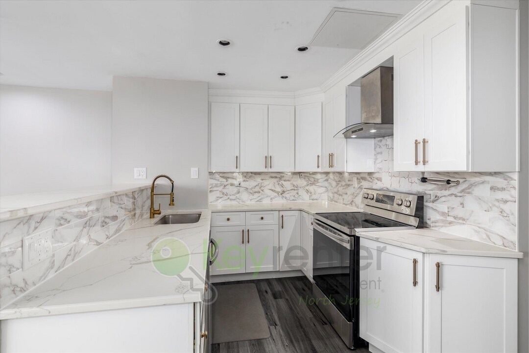 326 Prospect Ave in Hackensack, NJ - Building Photo