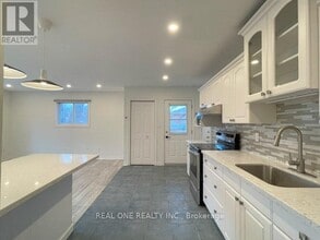 2116 Mountainside Dr in Burlington, ON - Building Photo - Building Photo