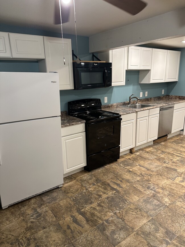 150 Maplewood Ave, Unit 2 in Gloucester, MA - Building Photo - Building Photo