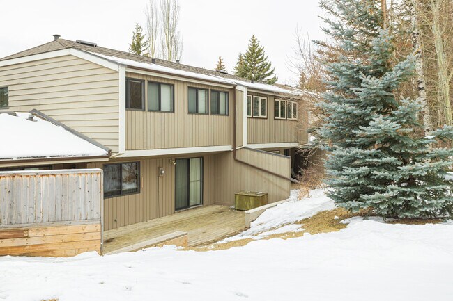 8203 Silver Springs Rd NW in Calgary, AB - Building Photo - Building Photo