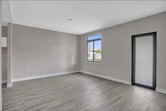 432 E 16th St in Hialeah, FL - Foto de edificio - Building Photo