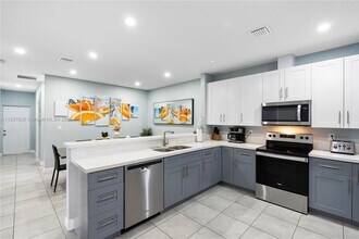 817-819 NW 1st Ave in Fort Lauderdale, FL - Building Photo - Building Photo
